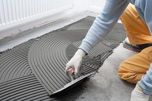 Trải keo lên bề mặt nền